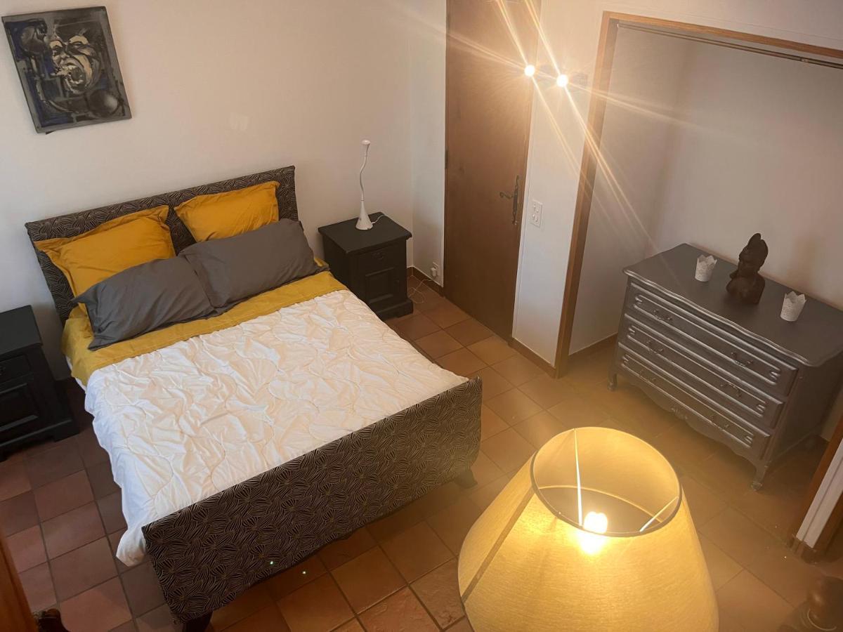 Le Mazet De Choubouloute Bed and Breakfast Saint-Gilles  Exteriör bild
