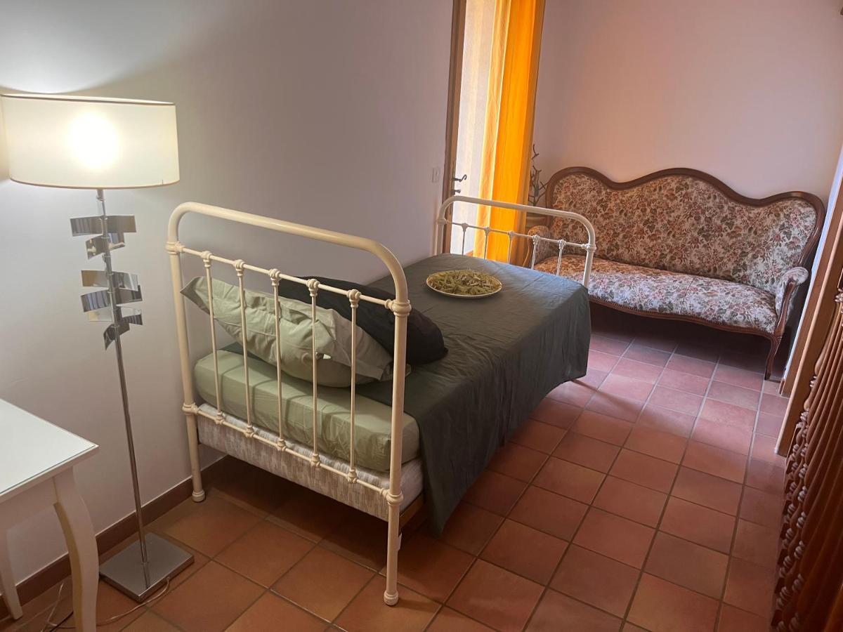 Le Mazet De Choubouloute Bed and Breakfast Saint-Gilles  Exteriör bild
