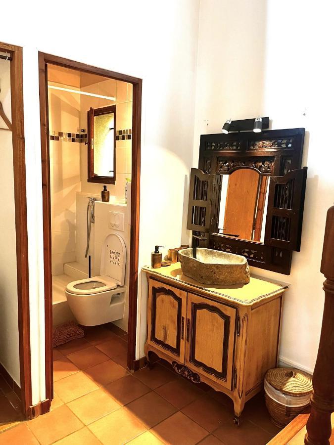 Le Mazet De Choubouloute Bed and Breakfast Saint-Gilles  Exteriör bild