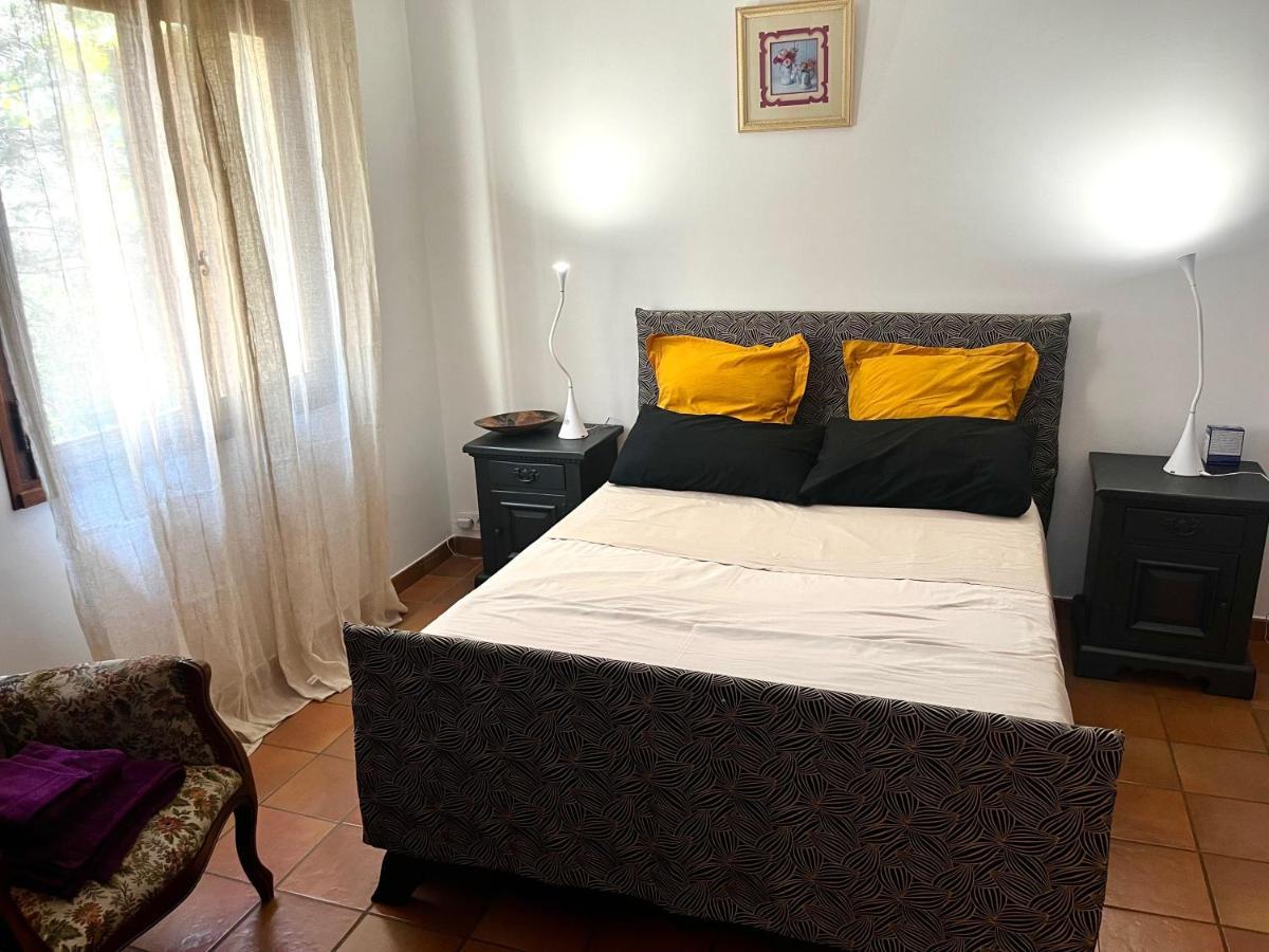 Le Mazet De Choubouloute Bed and Breakfast Saint-Gilles  Exteriör bild